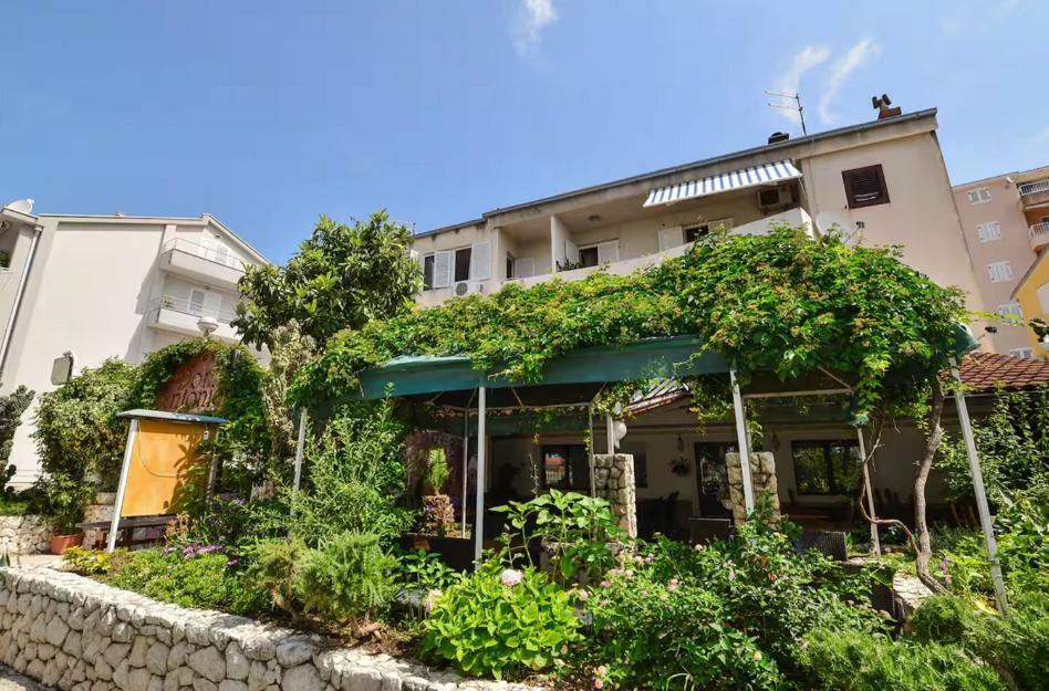 5 * Makarska
