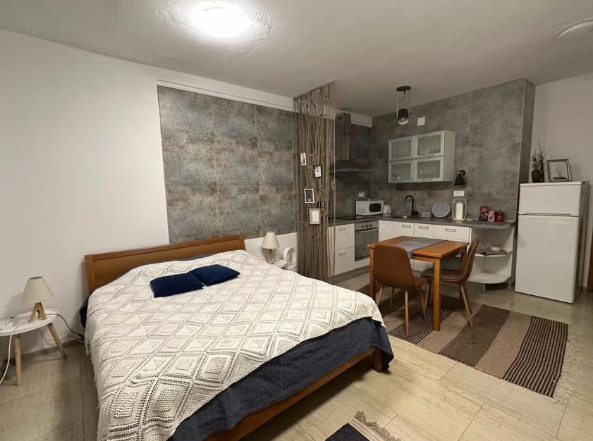 Apartment 5